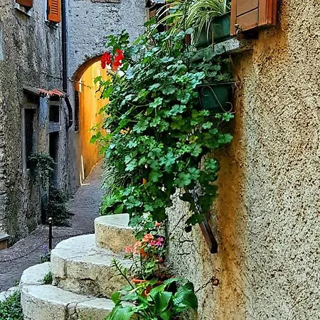 Casa La Pief 1 Giallo By Gardadomusmea *
